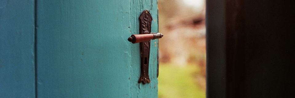 geoeffnete-tuer_1087787_slider
